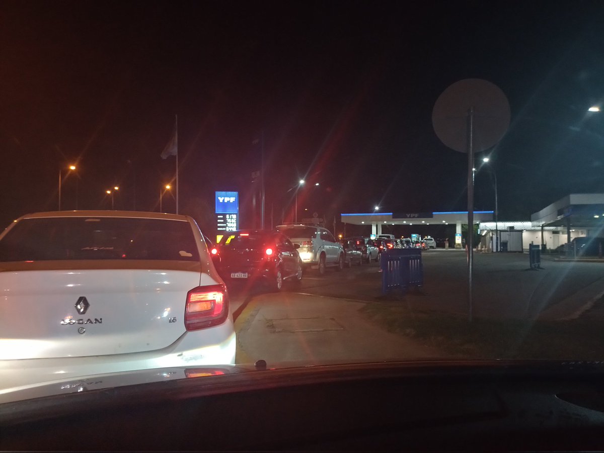 marmoratopablo's tweet photo. Ahora. Cola de autos para llenar el tanque antes del nuevo aumento de naftas a partir de medianoche. Esta vez del 27 por ciento https://t.co/H9v8dnk9G7