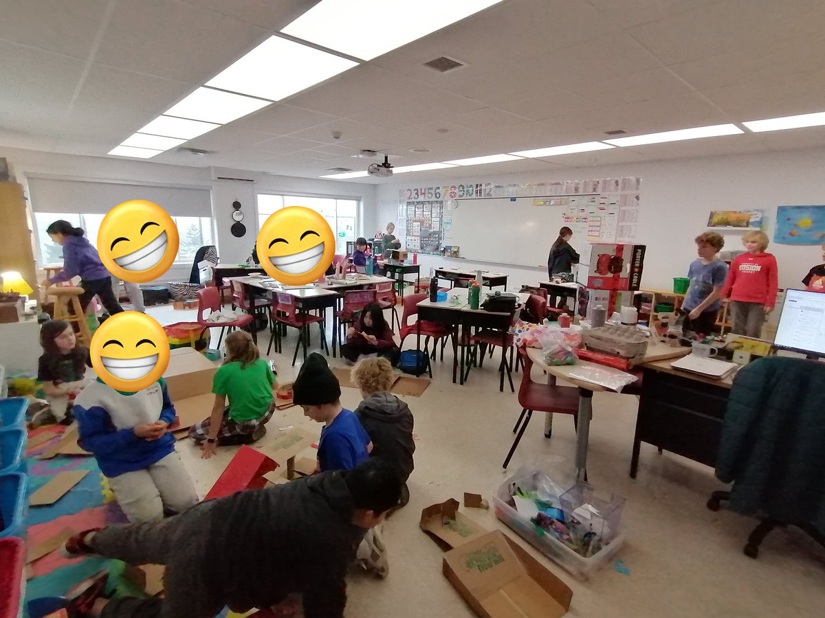 MmeSMacDonald's tweet image. 1/2 C&apos;est le jour de défi en carton. Demain nous jouerons nos jeux et les partagerons avez des autres classes. #cardboardchallenge #STEM @HRCE_FSL @HRCE_NS @ES_Skyhawks