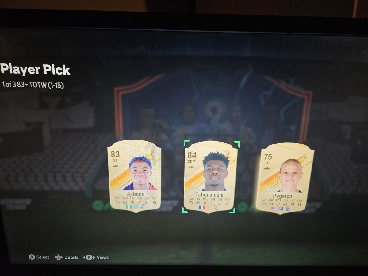 PaxlowHD's tweet photo. @EAHelp Well either i'm colourblind or theres a little issue with my TOTW pick #EAFC24 https://t.co/aThbCjITCV