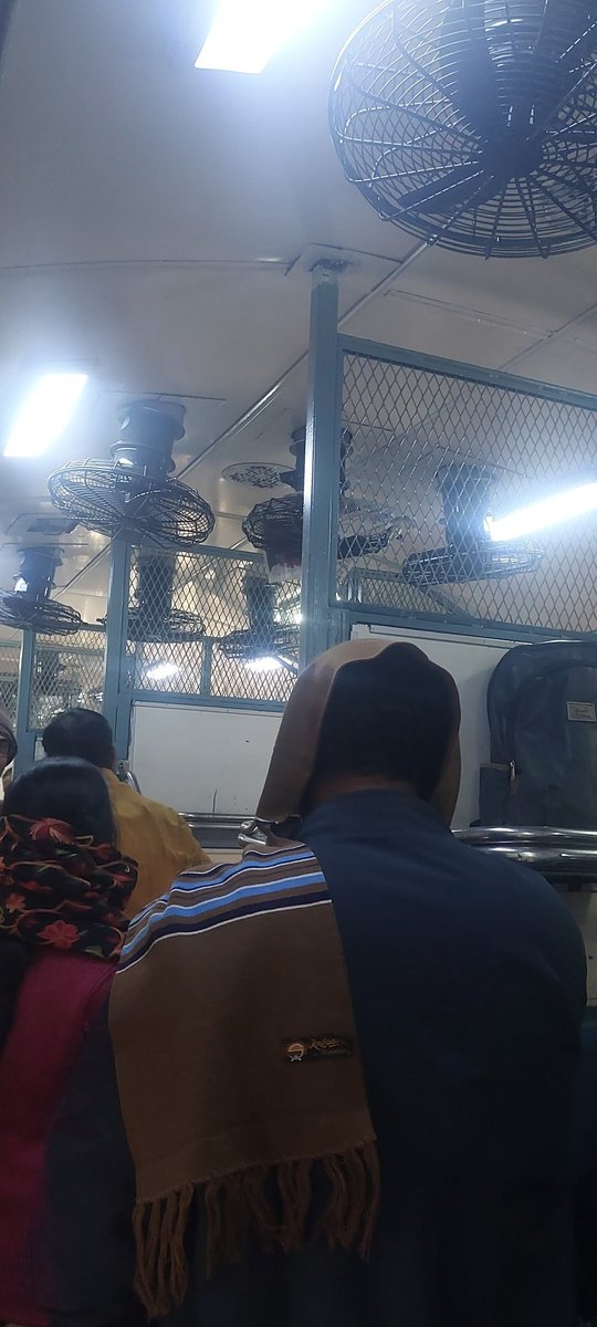 Suraj131722's tweet photo. Train 18004 Rani Shiromani Express
Last Bogi near Divyang .The fan switch is problem. always on mode , fan is not switching off please Check the switch and solve the problem as soon as possible. @RailwaySeva @drmkgp @AshwiniVaishnaw https://t.co/lDgOQWLGx7