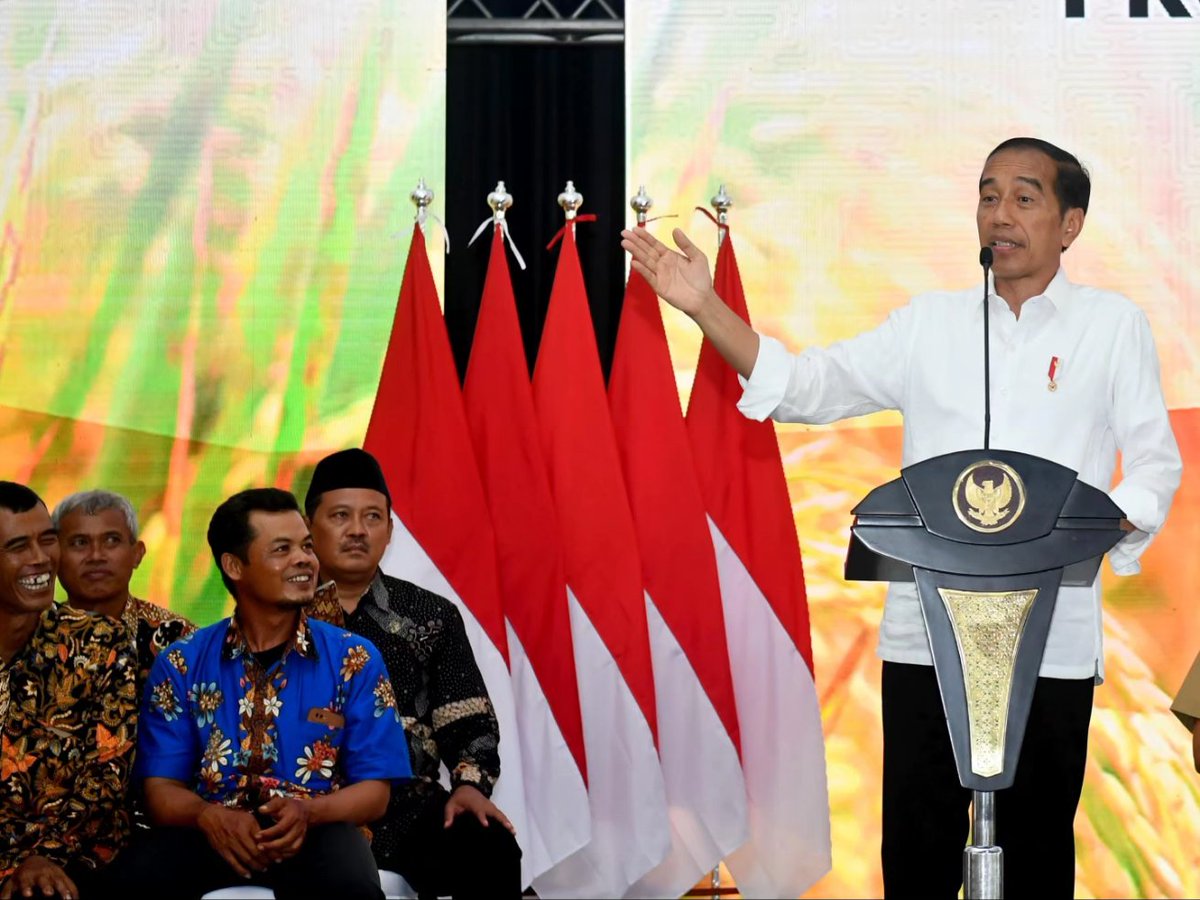 jokowi's tweet photo. Nilai impor jagung nasional menurun berkat produksi jagung dalam negeri yang meningkat. Saya harus mengacungkan jempol untuk para petani yang telah bekerja keras dalam meningkatkan produksi jagung ini. 

Dalam acara pembinaan petani Jawa Tengah di GOR Satria Kota Purwokerto, kemarin, saya menyampaikan bahwa pemerintah menargetkan peningkatan produksi juga terjadi pada komoditas padi, sehingga angka produksi terus bertambah dan cadangan strategis beras pemerintah dapat diamankan. 

Untuk mendukung upaya peningkatan produksi itu, pemerintah melalui PT Pupuk Indonesia menyiapkan 1,7 juta ton pupuk bagi para petani, terdiri atas 1,2 juta ton pupuk bersubsidi dan 500.000 ton pupuk nonsubsidi. 

Selama melakukan penanaman, para petani akan didampingi oleh penyuluh pertanian lapangan (PPL) dan Bintara Pembina Desa (Babinsa) agar proses penanaman dan pemupukan yang dilakukan para petani lebih efektif.