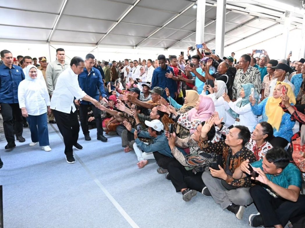 jokowi's tweet photo. Nilai impor jagung nasional menurun berkat produksi jagung dalam negeri yang meningkat. Saya harus mengacungkan jempol untuk para petani yang telah bekerja keras dalam meningkatkan produksi jagung ini. 

Dalam acara pembinaan petani Jawa Tengah di GOR Satria Kota Purwokerto, kemarin, saya menyampaikan bahwa pemerintah menargetkan peningkatan produksi juga terjadi pada komoditas padi, sehingga angka produksi terus bertambah dan cadangan strategis beras pemerintah dapat diamankan. 

Untuk mendukung upaya peningkatan produksi itu, pemerintah melalui PT Pupuk Indonesia menyiapkan 1,7 juta ton pupuk bagi para petani, terdiri atas 1,2 juta ton pupuk bersubsidi dan 500.000 ton pupuk nonsubsidi. 

Selama melakukan penanaman, para petani akan didampingi oleh penyuluh pertanian lapangan (PPL) dan Bintara Pembina Desa (Babinsa) agar proses penanaman dan pemupukan yang dilakukan para petani lebih efektif.