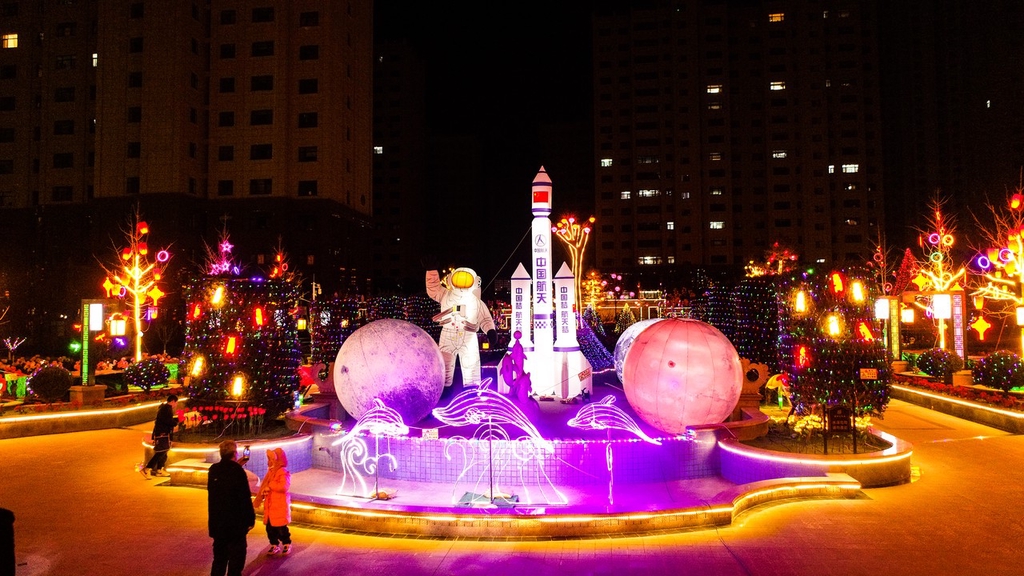 ExploreGansu's tweet photo. ✨🎉Dazzling lights illuminate the New Year!
🎄🌈As the dawn of a new year beckons, the trees along the road in Kongtong district, Pingliang, Gansu province, lit up with colorful lights, creating a festive mood to welcome the new year. #CharmingGansu #GansuGlance https://t.co/GmpI9ER2kP