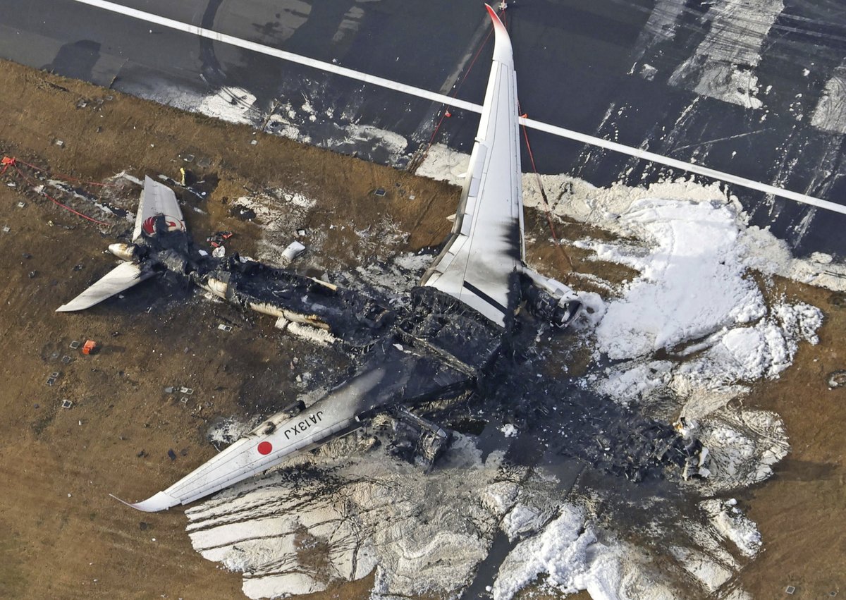 ChannelNewsAsia's tweet photo. IN PICTURES: The burnt wreckage of a Japan Airlines plane that collided with a Coast Guard aircraft at Tokyo’s Haneda airport on Tuesday. 5 of the 6 crew members on board the smaller aircraft died. (Photos: AFP, AP/Kyodo News) Read more: https://t.co/DQpgCNJ4PC https://t.co/VtHnSEj3k8