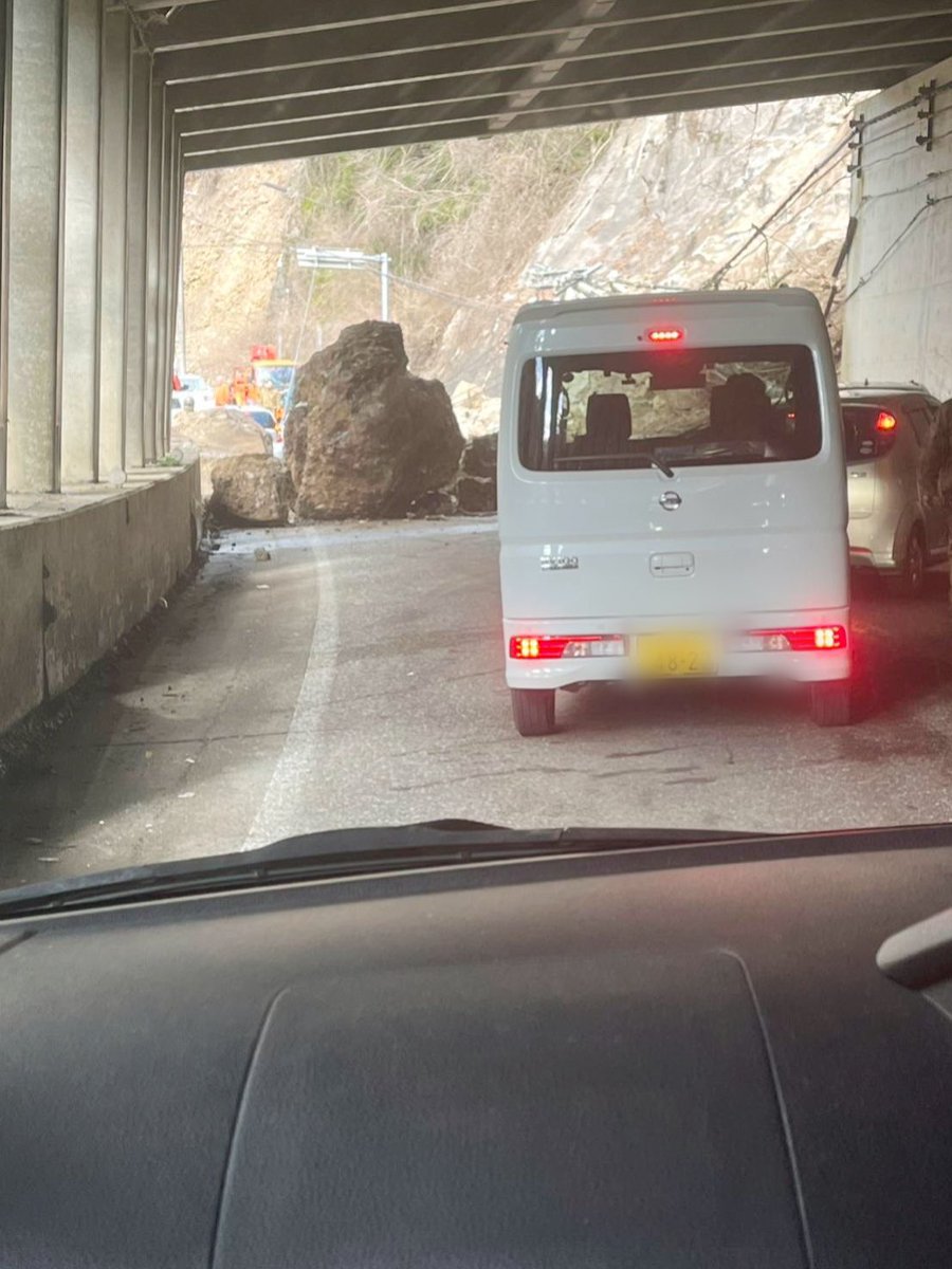 976ryu's tweet photo. 【拡散希望】
昨日私の妹が金沢⇨輪島まで物資を届けに向かいましたが途中熊野トンネル前で落石の崩落により通行止めで引き返してきました
現状、素人が立ち向かえる状況ではないです
私と同じ気持ちで物資を届けたいと思ってる方どうか我慢して下さい‼️
今向かえば緊急車両を妨害することになります https://t.co/OWTK6Jyc6A