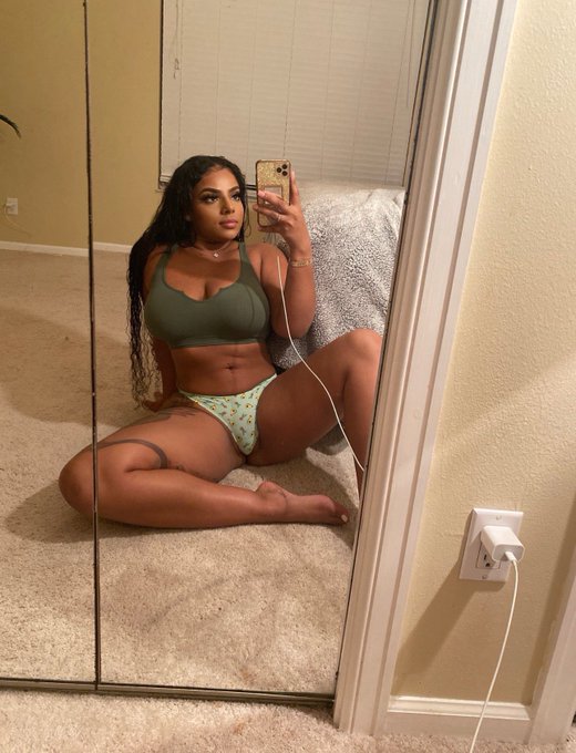 can I dm you pics like this?😗 https://t.co/SFhdPQK0x4