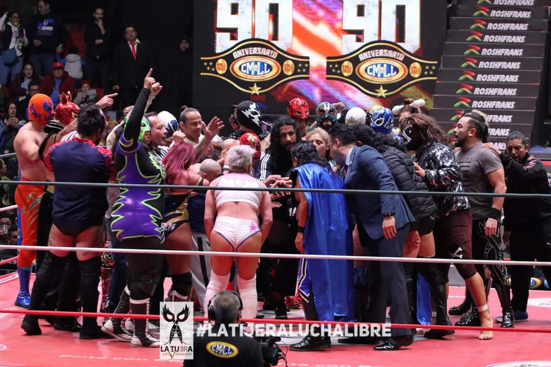 LaTijeraLucha's tweet photo. Todo el elenco del #CMLL programado para el día de hoy en la #MonumentalArenaMexico rinde minuto de aplausos en memoria de #AlfonsoRamirezDiaz gran referee del #CMLL que brindó gran parte de su vida como juez; una oración y eterno descanso del gran #Pompin…
#latijeraluchalibre https://t.co/b00Sta2kem