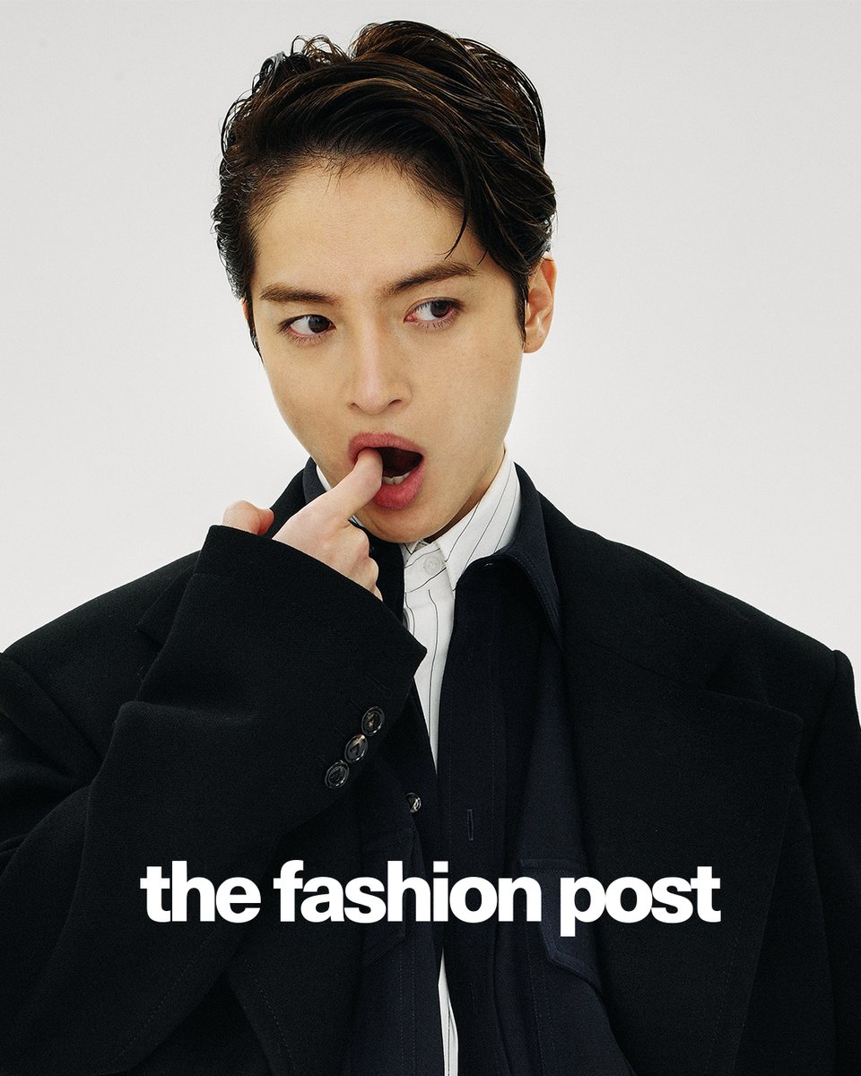 THEFASHIONPOST's tweet photo. 『その視線の先に。玉森裕太が切り開く新しい物語 vol.1』
https://t.co/YNI2Ckzzjl

年明け、Kis-My-Ft2 として31枚目のニューシングルをリリースした玉森裕太。近頃は同グループでの活動に加えて、個人での活動もより印象強くなり、昨年は定評のある俳優業だけでなく、声優にも挑戦。そんな、アーティストとして前進を続ける玉森がモードなワードローブを身に纏い、The Fashion Post に登場。全5回に渡って、写真家の鈴木親が鋭く鮮やかに切り取る。

玉森が着こなすのは、Bottega Veneta（ボッテガ・ヴェネタ）の2024年プレスプリングコレクション。クリエイティブ・ディレクターの Matthieu Blazy (マチュー・ブレイジー) による今シーズンを象徴するダブルレイヤー構造のオーバーシャツが品のいいモノトーンのスタイリングに新鮮なリズムを与え、奥行きのある洒落感を演出。プラケットに配された特別なラベルも時折顔を覗かせて、気の利いたアクセントを添えている。ポージングによって幾重もの表情を見せるこのルックのポテンシャルの高さは、まるで玉森自身を表しているようだ。彼が見つめるのは、自身が歩むべき未来だろうか。エネルギッシュに、だけど軽やかに、玉森裕太のエレガントな飛躍は続いてゆく。(第1回／全5回)

model: Yuta Tamamori
photography: Chikashi Suzuki
styling: Hayato Takada
hair & make up: Nobukiyo
text: Ryoko Suzuki
edit: Daisuke Yokota

#tfp #TheFashionPost #BottegaVeneta #ボッテガヴェネタ #MatthieuBlazy #玉森裕太 #YutaTamamori #KisMyFt2 #キスマイ #鈴木親