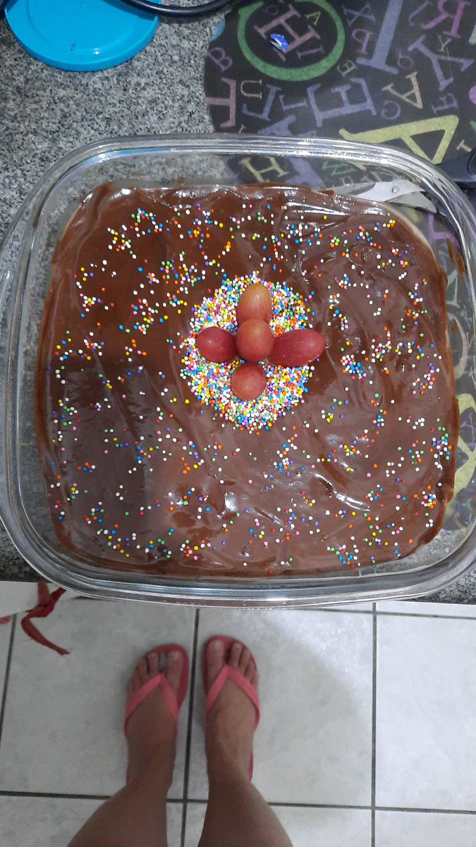 aPnaslu's tweet photo. Meu Deus eu amo quem inventou o "bombom de uva aberto".

Melhor sobremesa pra comer no verão, pqp. https://t.co/NUmf5woaez
