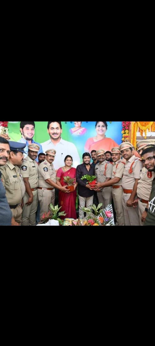 RayapatiAruna's tweet image. ఇంక ఆ యూనిఫామ్ తీసి వాడి...... సిగ్గు అనిపిస్తుంది మిమ్మల్ని చూస్తుంటే @APPOLICE100. హంతకుడికి అభినందనలు తెలిపే స్థాయికి దిగజారింది ఆంధ్రప్రదేశ్ లో నాలుగో సింహం. ఏమి ఎథిక్స్ నేర్పావు సమాజానికి మహాప్రభో @ysjagan 🙏🙏🙏