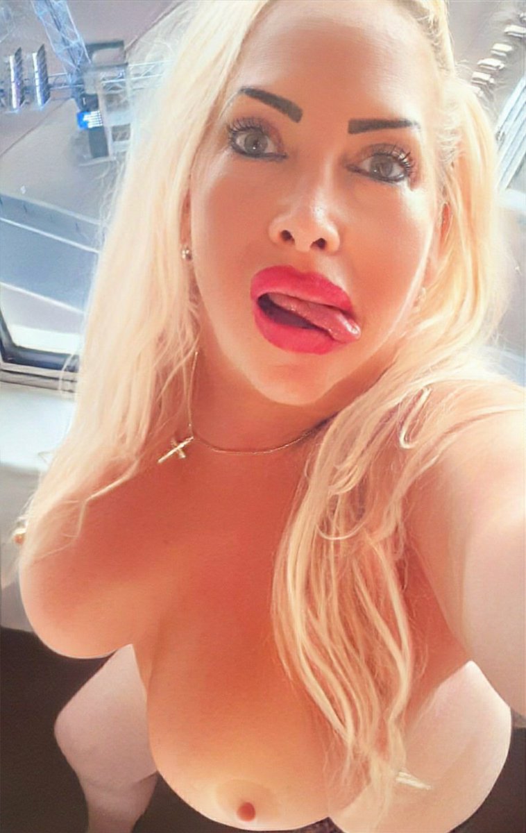 DJPamelaMc's tweet photo. Happy day to everyone... 🥰💋💋💋 Did someone just say lick my nipples... 🥰💋💋 #djpamelamc #DjGlamorous #eyebot #robot #ai #hugetits https://t.co/q0a4i4Zjxn