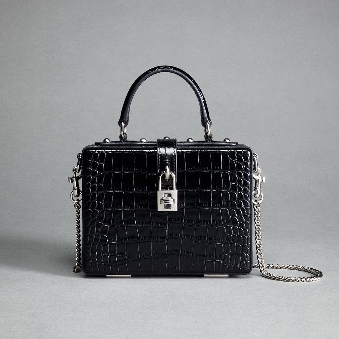 dolcegabbanajp's tweet photo. 洗練されたフォーマル スタイル、繊細なディテール、そして #DolceGabbana のアイコニックな魅力を放つ新しいアクセサリー コレクション。#DGDNA を体現する #DGDolceBox バッグや、軽やかで魅惑的なスリングバック サンダルなど、幅広いコレクションをチェックして。
https://t.co/qmiXcWKaRC https://t.co/Kv0zfHVodP