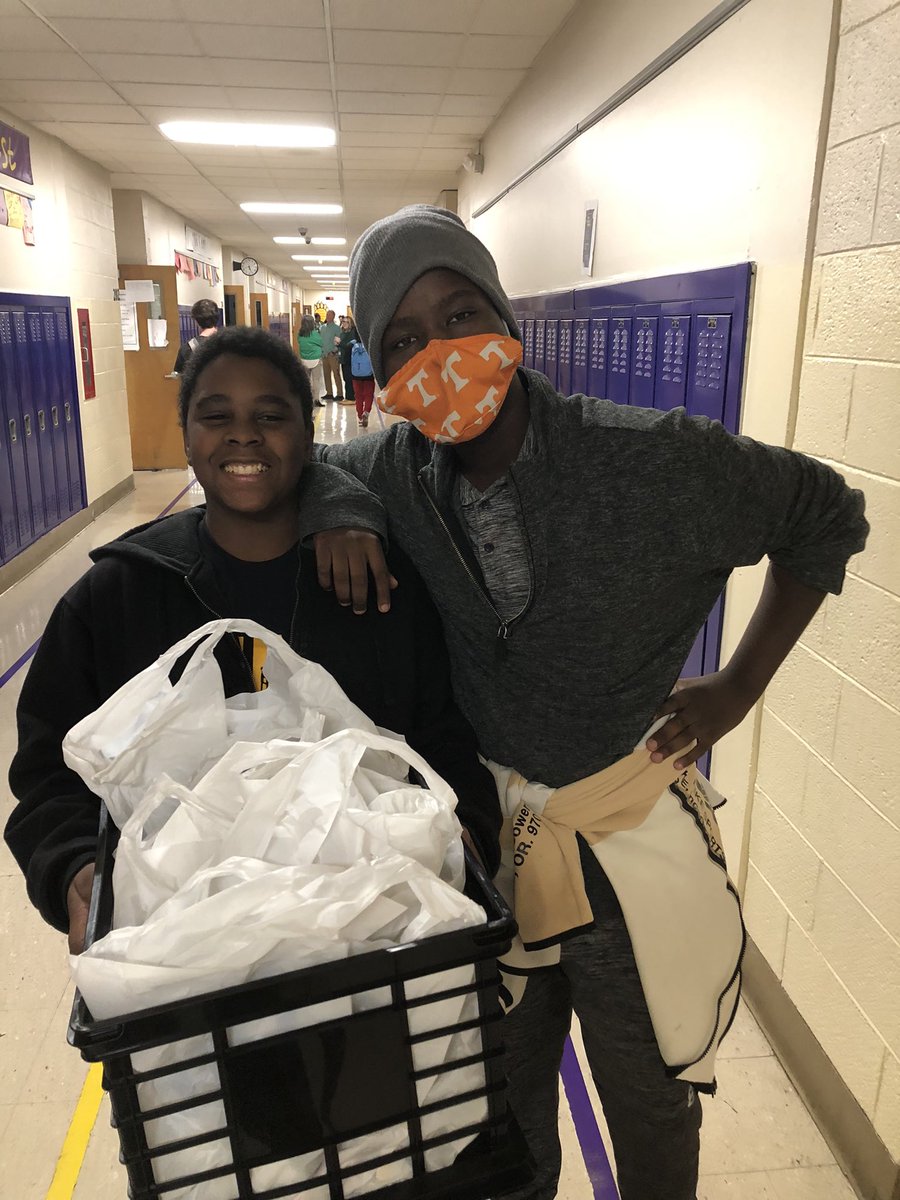 ScienceBrandt's tweet photo. @VineMSKnox Student Council tagged and delivered 576 candy grams to Ss on Dec. 19th. Out of the 576 Student Council sponsored over 400 to ensure every student received at least one candy gram.
#studentcouncil #studentleaders #goldenbears https://t.co/A4vJvhMF0B