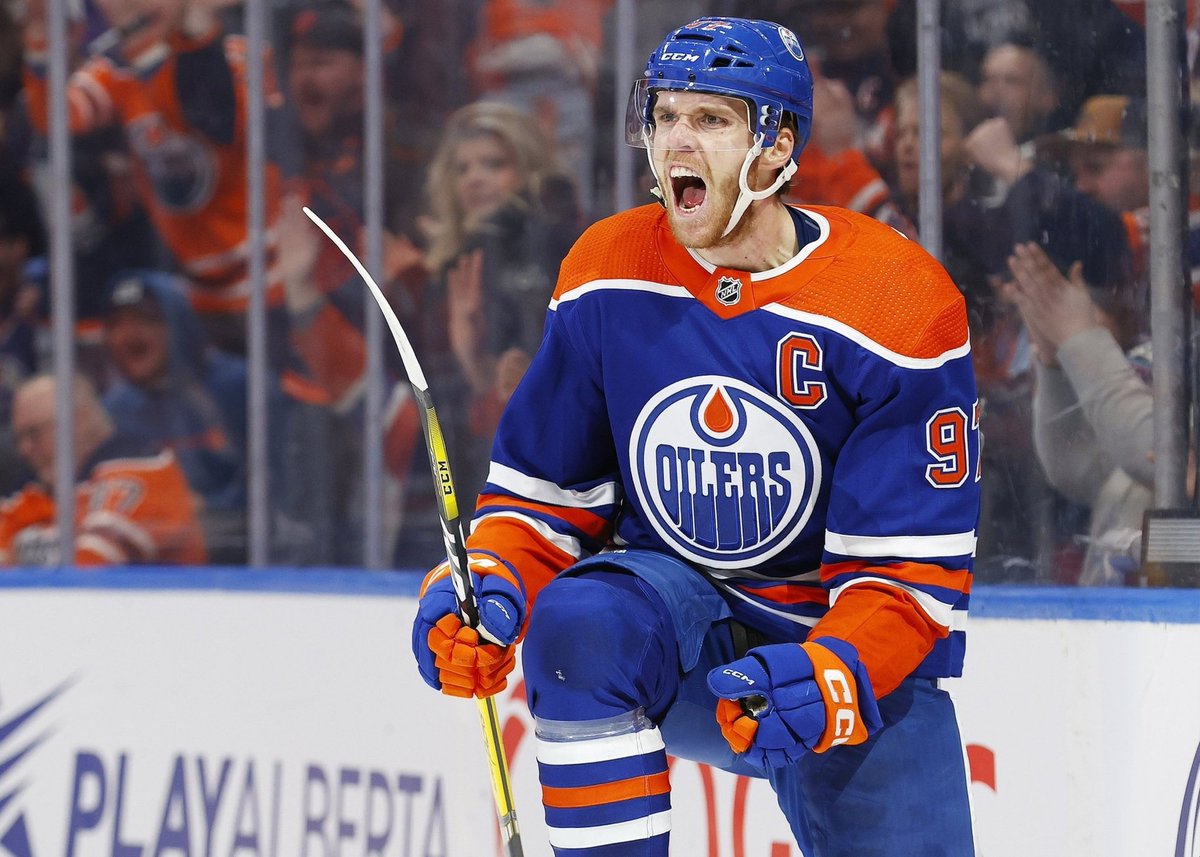 EricJFriesen's tweet photo. CONNOR MCDAVID 9⃣0⃣0⃣ CAREER NHL POINTS!!! #LetsGoOilers https://t.co/YppnC9PtU5