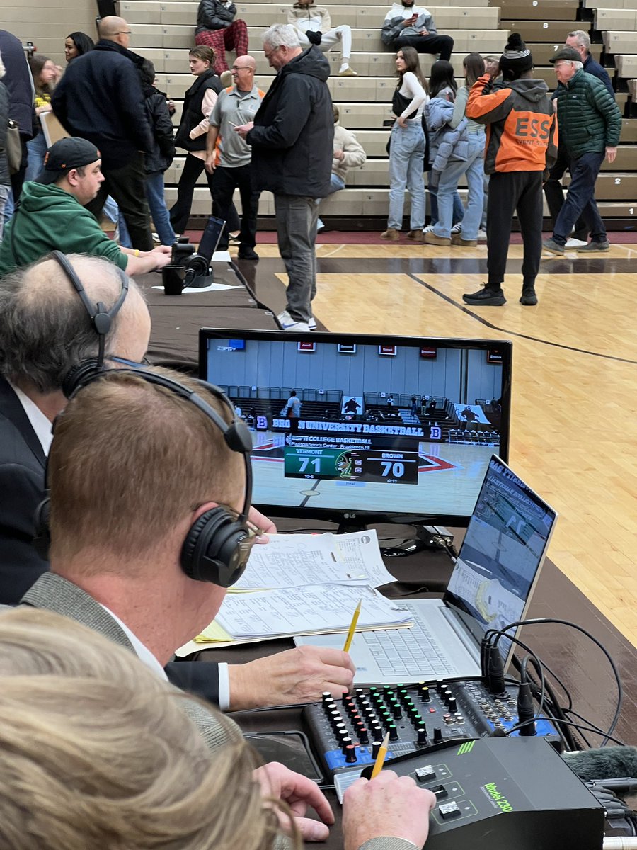 CameronClark's tweet photo. @PMTsportsbiz Vermont Basketball. Very Cool. (cc: @JonRothstein) https://t.co/opHZABjmPg