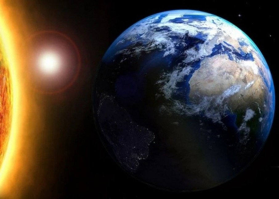 InformaCosmos's tweet photo. Hoy la Tierra se mueve más rápido que en cualquier otra época del año. 

Esto se debe a que nuestro planeta se encuentra hoy a 147.1 millones de kilómetros del Sol, su punto más cercano conocido como perihelio.

💨 La velocidad de traslación alcanza su máximo anual ≈ 110.700 kilómetros por hora. 

⚠️ La intensidad  radiación solar en planeta alcanza también su máximo anual.

Entonces, ¿por qué hace tanto frío en el hemisferio norte? Se debe a la inclinación del eje de rotación de la Tierra, esto es lo que determina las estaciones y temperaturas.

¡Vamos a toda velocidad en la nave llamada Tierra!