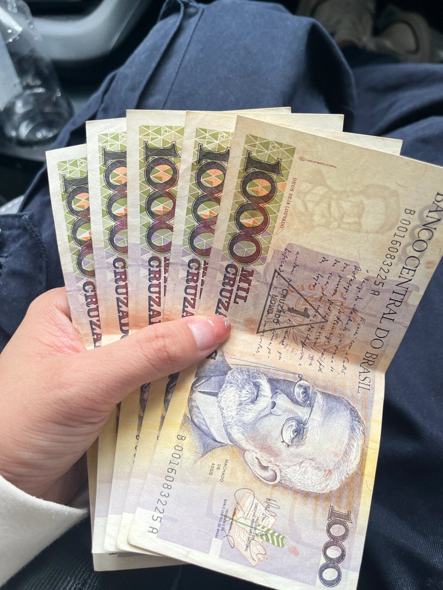 Invista em sua educação e desenvolvimento profissional para aprimorar suas habilidades de ganhar dinheiro.