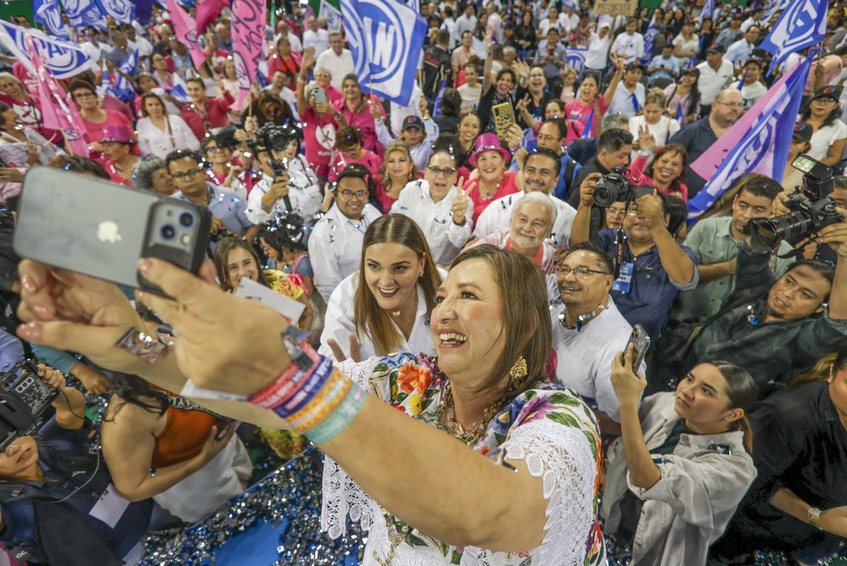 XochitlGalvez's tweet photo. Ni abrazos, ni balazos.

La seguridad debe trabajarse con inteligencia, tecnología, fuerza cuando sea necesario y corazón para las víctimas.

No permitamos que Yucatán pierda lo que más nos importa: la seguridad.
Vamos por más porque tú #MerecesMas 

Precandidata única a la Presidencia. Mensaje dirigido a militantes del Partido Revolucionario Institucional.