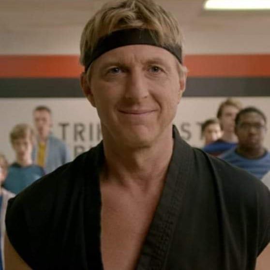 HDGris's tweet photo. Gracias al DNU de Milei, este reconocido gerente llamado Jonn Lawrence está dispuesto a invertir más de 15.000 millones de dólares en la Argentina para traer su exitosa cadena de escuelas de karate llamada "Cobra Kai". Aplausos para él y por más inversores así. https://t.co/X3ThDyAc1G