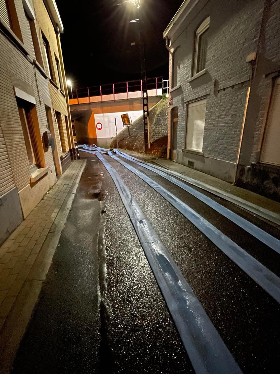 Beeldensjan's tweet photo. Op meerdere locaties in België zijn we momenteel aan het pompen om het water maximaal uit de woonwijken te houden. Grote pompcapaciteiten plaatsen en het verstevigen van dijken is de taak van Civiele Bescherming. #samenwerkenwerkt https://t.co/sOeeTzNX9j