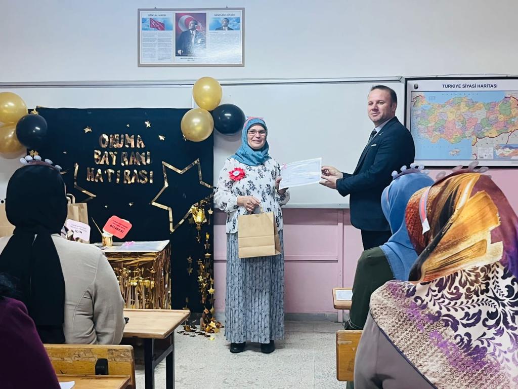 cohem59's tweet photo. 1 Kasım İlkokulu'nda gerçekleştirilen Okuma Yazma Kursu sonundaki “Okuma Bayramı Şenliği”ne kurum idarecilerimiz katılım sağladı. Öğretmenimiz Ceylan SARI’yı ve kursiyerlerini tebrik ederiz. https://t.co/oHFnCYQLrI