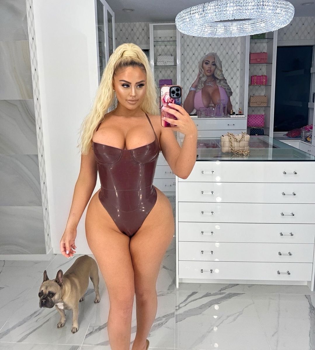 FinScamCatfish's tweet image. Look at your wife, then look at me. Who should you spend your money on?

That's what I thought, beta.