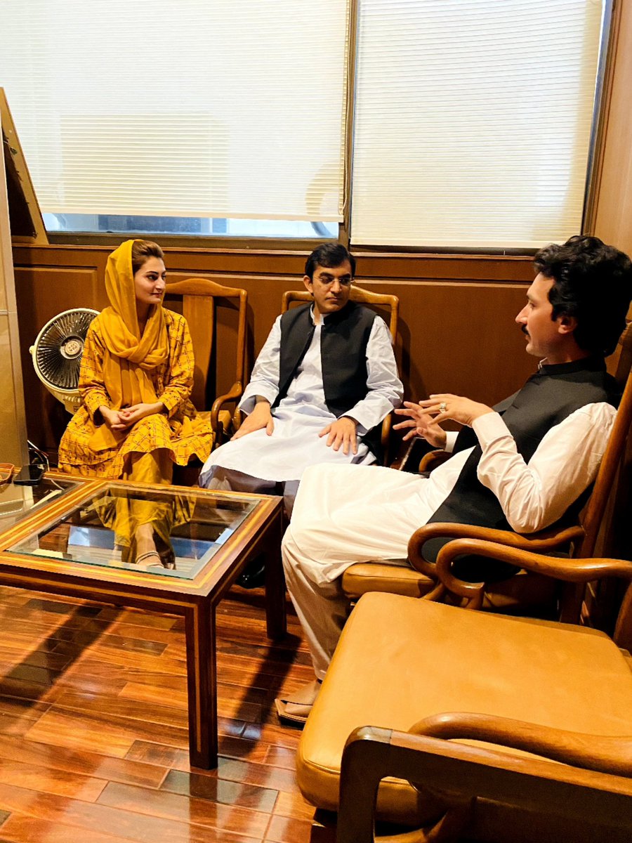 په خواشینۍ سره مې خبر ترلاسه کړۀ چې د مشر محسن داوړ په ګاډي ډزې شوي دي، دا د مکار دښمن ډېر بزدله حرکت دے.دا د پښتنو په حق کښې پورته کېدونکي یو قوي غږ د خاموشه کولو هڅه ده کوم چې د اوه لسیزو څخه په تسلسل روانه ده.په سختو ټکو کښې یې غندنه کوو
د قام محسن دې تل ژوندے وي.
<a href="/mjdawar/">Mohsin Dawar</a>