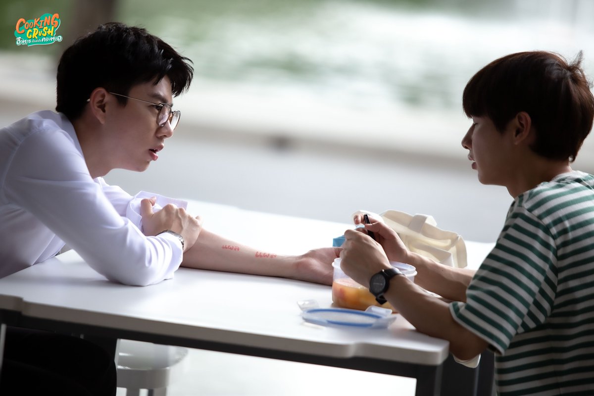 CookingCrushTH's tweet photo. เบื้องหลังต้มซุปฝีมือหมอใน Uncut ก็ไม่ได้ตั้งใจทำหรอกนะ แค่ตื่นมาทำตอนตี 5 หั่นหอมจนแสบตา เดินเอาหน้าโขกตู้ แค่นั้นเลยแกกกก 😂

รับชมย้อนหลังแบบ Uncut ทาง WeTV 🔗 https://t.co/KmBMdqO2r0

#CookingCrushSeries
#GMMTV https://t.co/zrewTYalFE