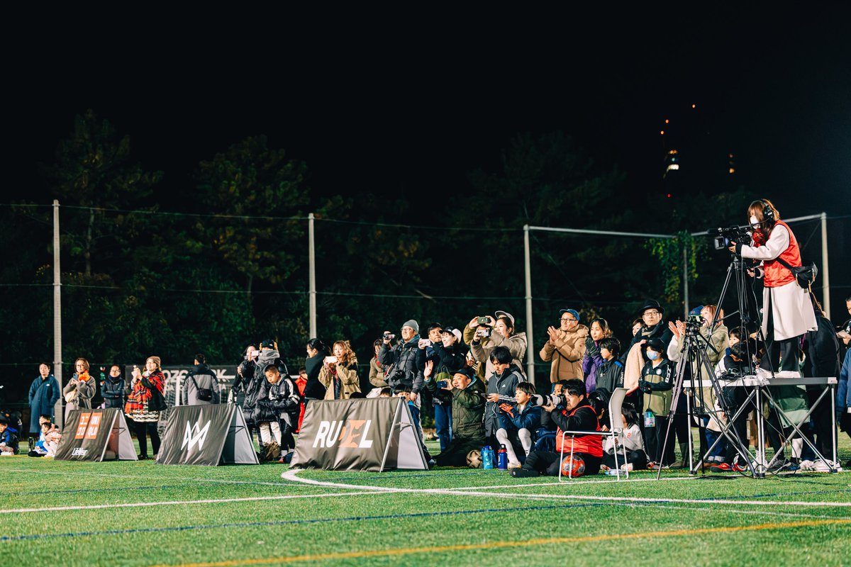 4v4official's tweet photo. ＼4v4フォトギャラリー📷／

選手たちを全力で応援する姿を
ピックアップ⚡️

大きな声援が選手たちを
後押ししていました❤️‍🔥

スポーツブルプレミアムで見逃し動画を公開中🎥
https://t.co/DlkIBZ5rEf

#挑戦の先に未来がある
#4v4 #4v4U10 #サッカー #全国大会 #NowDo https://t.co/Ktu914rDuX