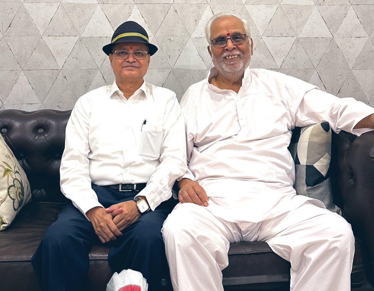 Railwhispers's tweet photo. जो पीढ़ी अपने बुजुर्गों को भूल जाती है,उसका कभी कल्याण नहीं होता!
पिछले दिनों #हैदराबाद में #IRPOF के अध्यक्ष रहे श्री #PSubbarao से उनके निवास पर भेंट करके उनका आशीर्वाद लिया।
अर्द्धांगिनी के जाने के बाद श्री सुब्बाराव नाती-पोतों के साथ प्रसन्नचित्त रहकर ईश्वर भक्ति में लीन हैं। https://t.co/vApQ6G851U