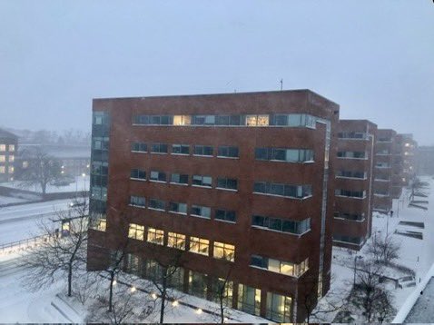 AarhusUni's tweet image. Snevejret påvirker skriftlige tilsynsprøver på #AarhusUni. 
På grund af snestormen d.3. januar aflyses mange af dagens skriftlige tilsynsprøver. Berørte studerende får  direkte besked om, hvad der gælder for eksamen via AU-mail og studieportalen.