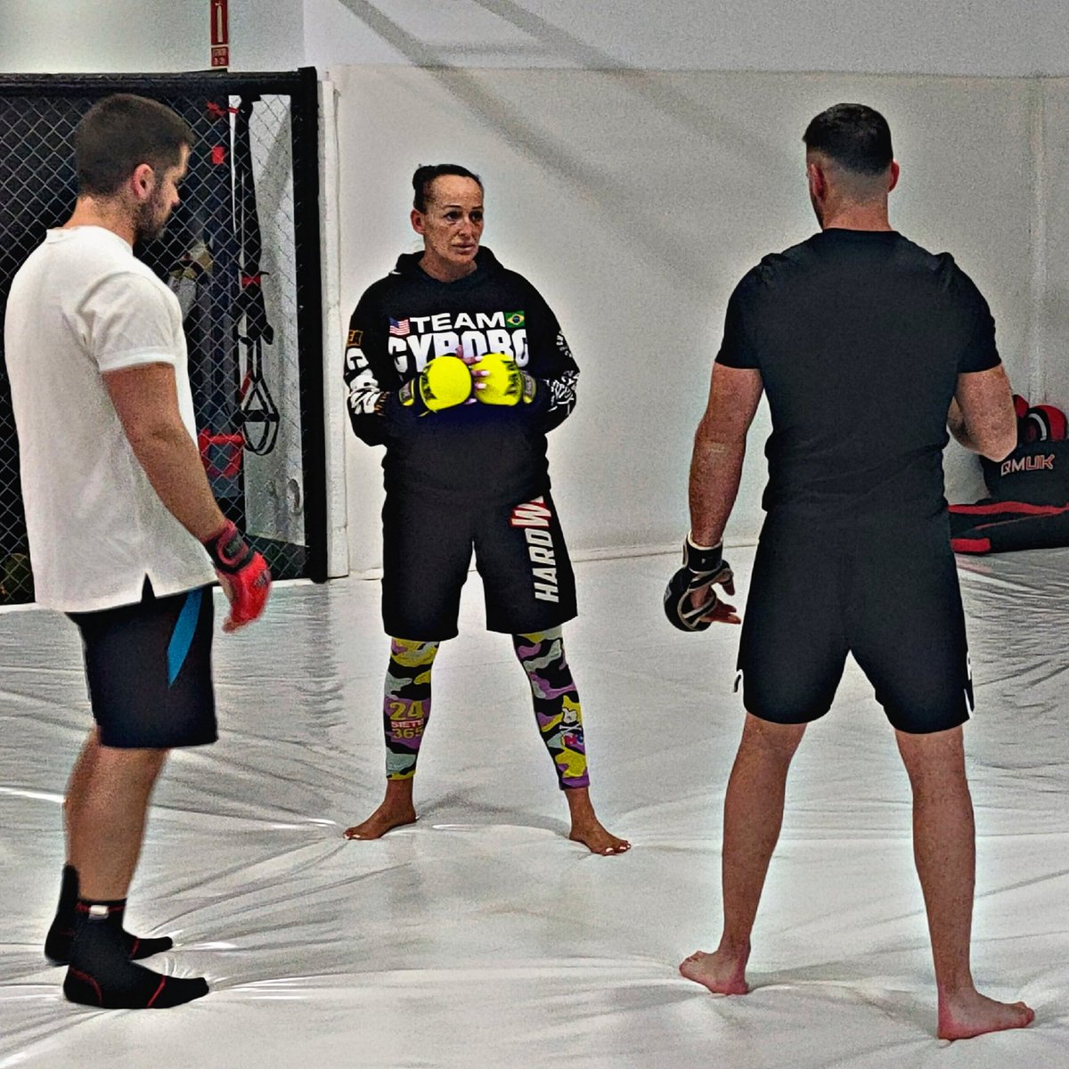 El trabajo del golpeó o striking es imprescindible para las MMA, el cambio de herramientas (guantillas vs. guantes) y el cambio de reglas exige modificaciones respecto al boxeo !!!
#R10BoxingStudio #MMA #CombatSambo #striking #striker #4oz #EstherCárdenas #clasesparticulares