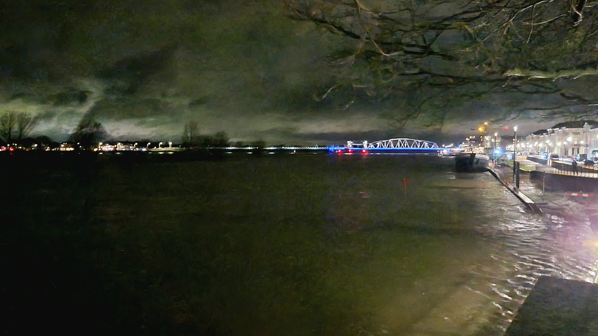 Chrisdaaleman's tweet photo. Zutphen by night #IJssel #IdaGerhardt https://t.co/IrY9Eiy0o8