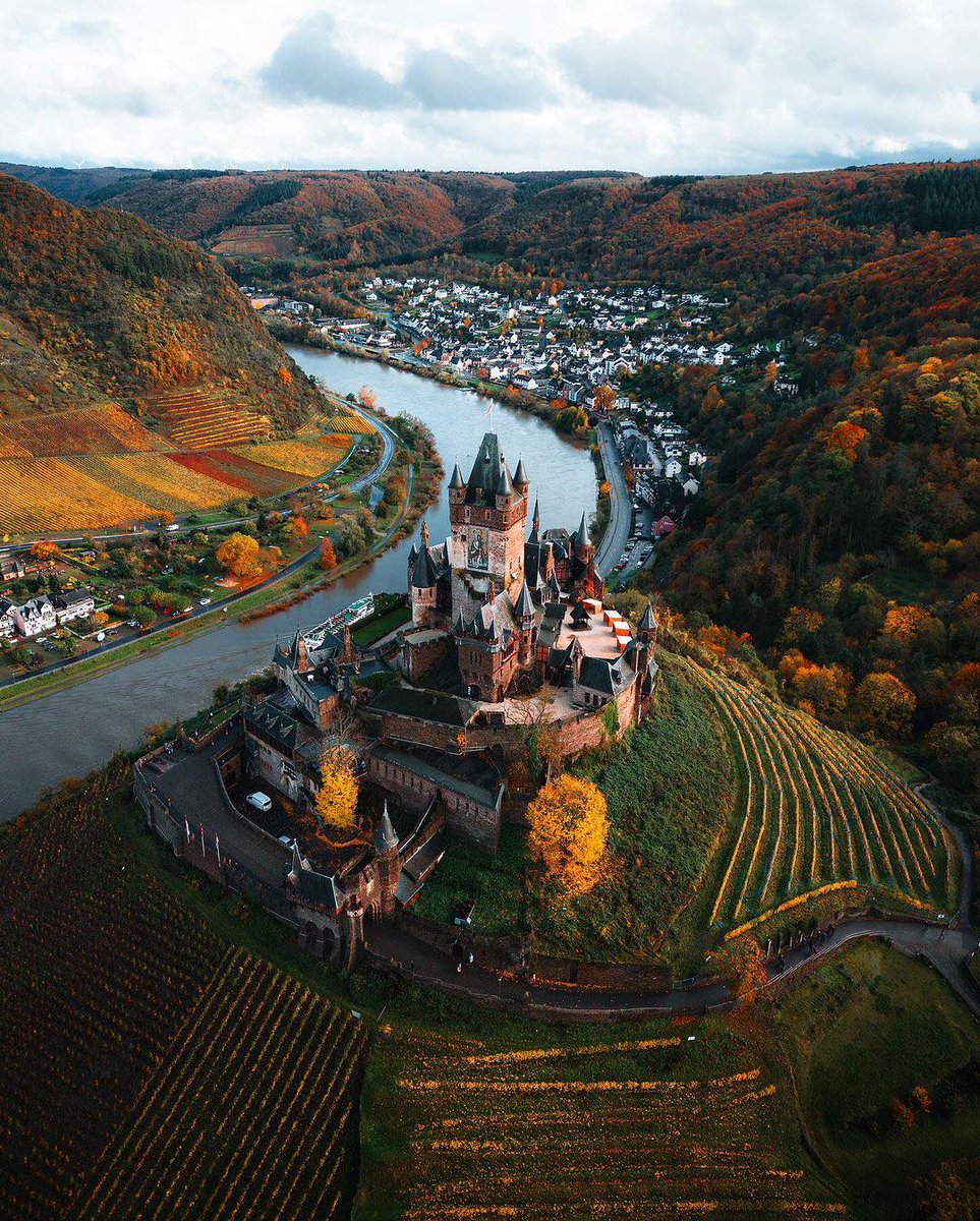 nritravelogue's tweet image. Lost in the enchanting allure of Cochem Castle, Germany. 🏰✨ 

Discovering this fairytale fortress nestled amidst the picturesque landscapes is pure magic! 

#CochemCastle #FairytaleVibes #GermanHeritage