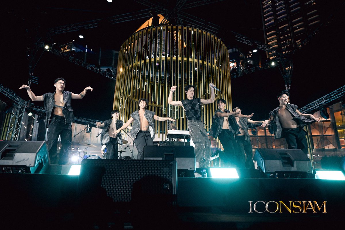 iconsiam's tweet photo. ใครประทับใจซีนไหนเล่าสู่กันฟังหน่อย 💚

รวมภาพน่ารักกับการแสดงสุดยิ่งใหญ่ที่ยิ่งดูยิ่งรู้สึกว่า พี่จ๋าน่ารักมากกกก :) 

#MarkTuan #AmazingThailandCountdown2024 #ICONSIAM #ICONSIAMCountdown2024 #COUNTDOWNatICONSIAM #ICONSIAMxMarkTuan https://t.co/QokhJOzAwO