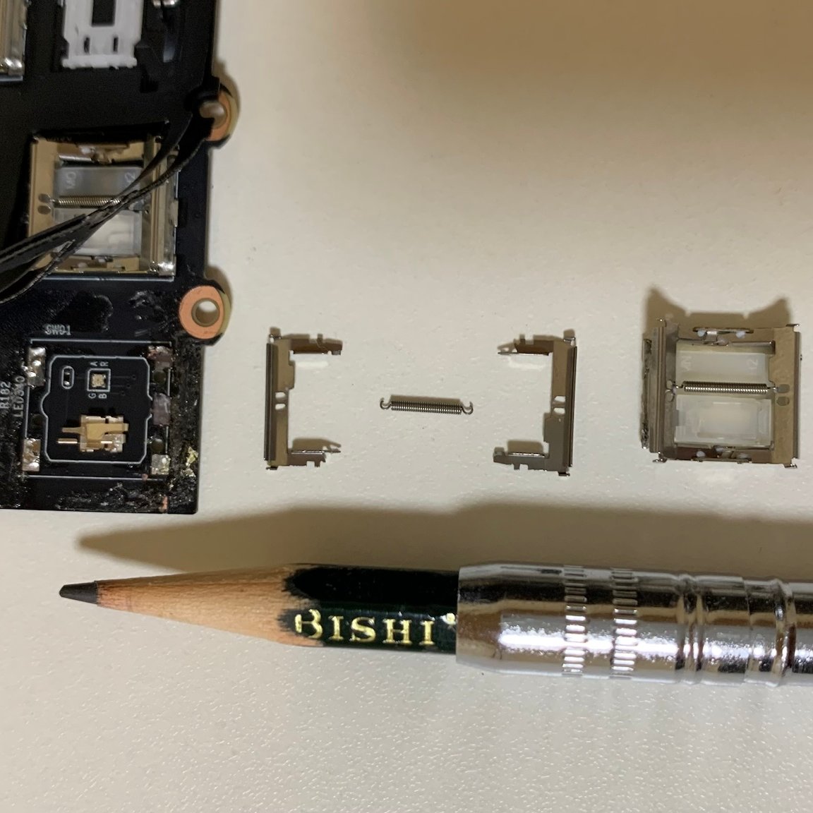 taka8aru's tweet photo. 入手困難な、ウルトラ #ロープロファイル のCherry MX Ultra Low Profileキースイッチを手に入れようとパーツ取りを奮闘。
なかなかうまく行かず。
#自作キーボード MX_ULP
ブログ→ https://t.co/s5Xy2OGm5H https://t.co/Ep2vkho4Fk