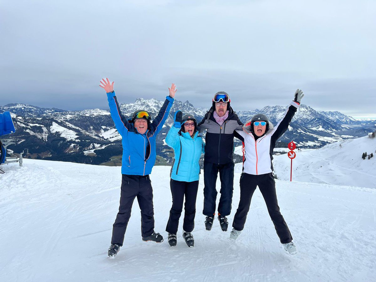 Jumping into 2024 like…! Having an amazing time in Austria on the slopes with the fam 😍🎿⛷️❄️ V v grateful 🙏🏻