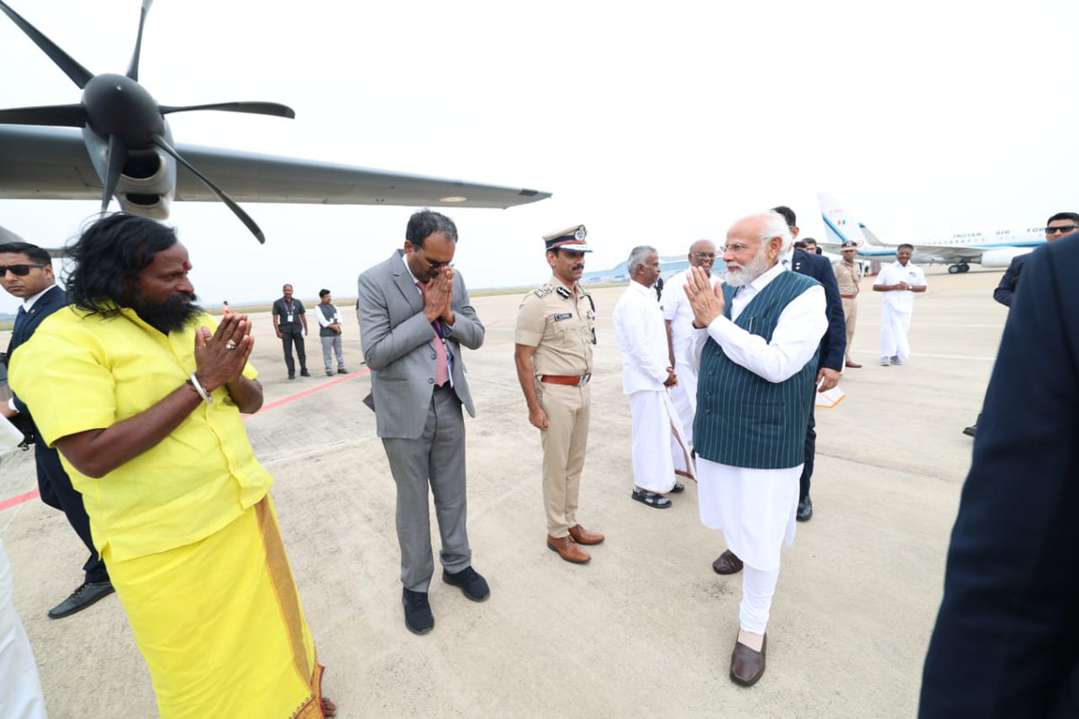 PonnaiK's tweet photo. நேற்றைய தினம்,

முத்தரையர்களின் தலைநகராம் திருச்சி மாநகருக்கு வருகை தந்திருந்த மாண்புமிகு பாரத பிரதமர் #Narendra_Modi  ஜி அவர்களை #அண்ணன்_KKS மரியாதை நிமித்தமாக சந்தித்து வரவேற்றபோது....... https://t.co/smsgKlhDp1