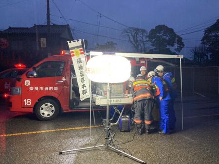 naracity_fire's tweet photo. 緊急消防援助隊奈良県大隊は現在輪島市にて救出活動中です。
地震が続き、不安かと思います。体調が良くない方は、活動中の隊員に遠慮せず声をかけてください！
#緊急消防援助隊 #奈良市 #奈良市消防局 #人命救助 #救助 #奈良県�� https://t.co/aqzXzC9NJj