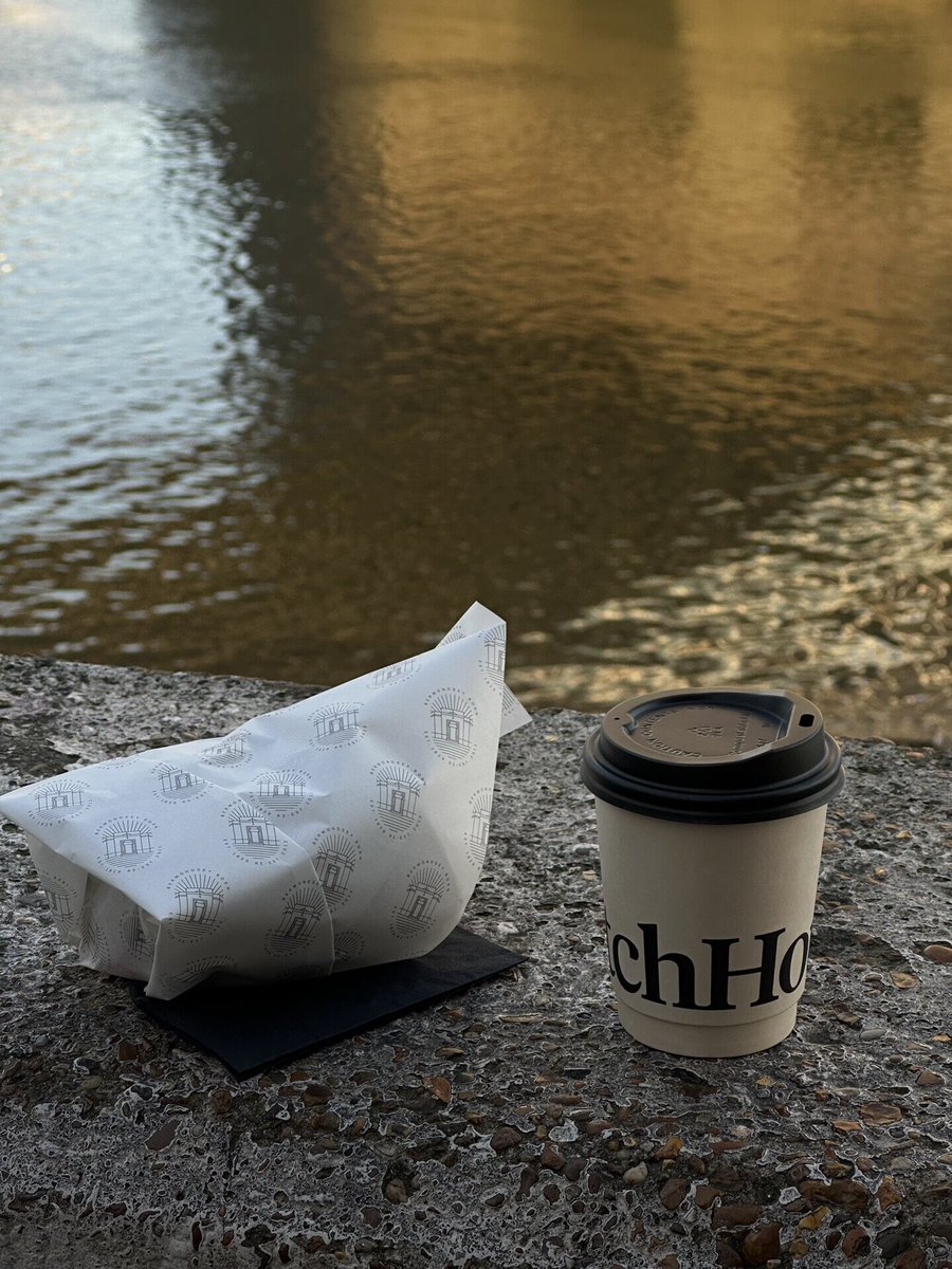 VALDICKCALIXTO's tweet image. Bring breakfast to see the tower bridge in the morning.