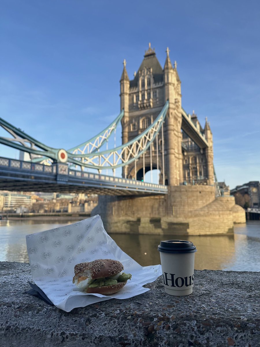 VALDICKCALIXTO's tweet image. Bring breakfast to see the tower bridge in the morning.