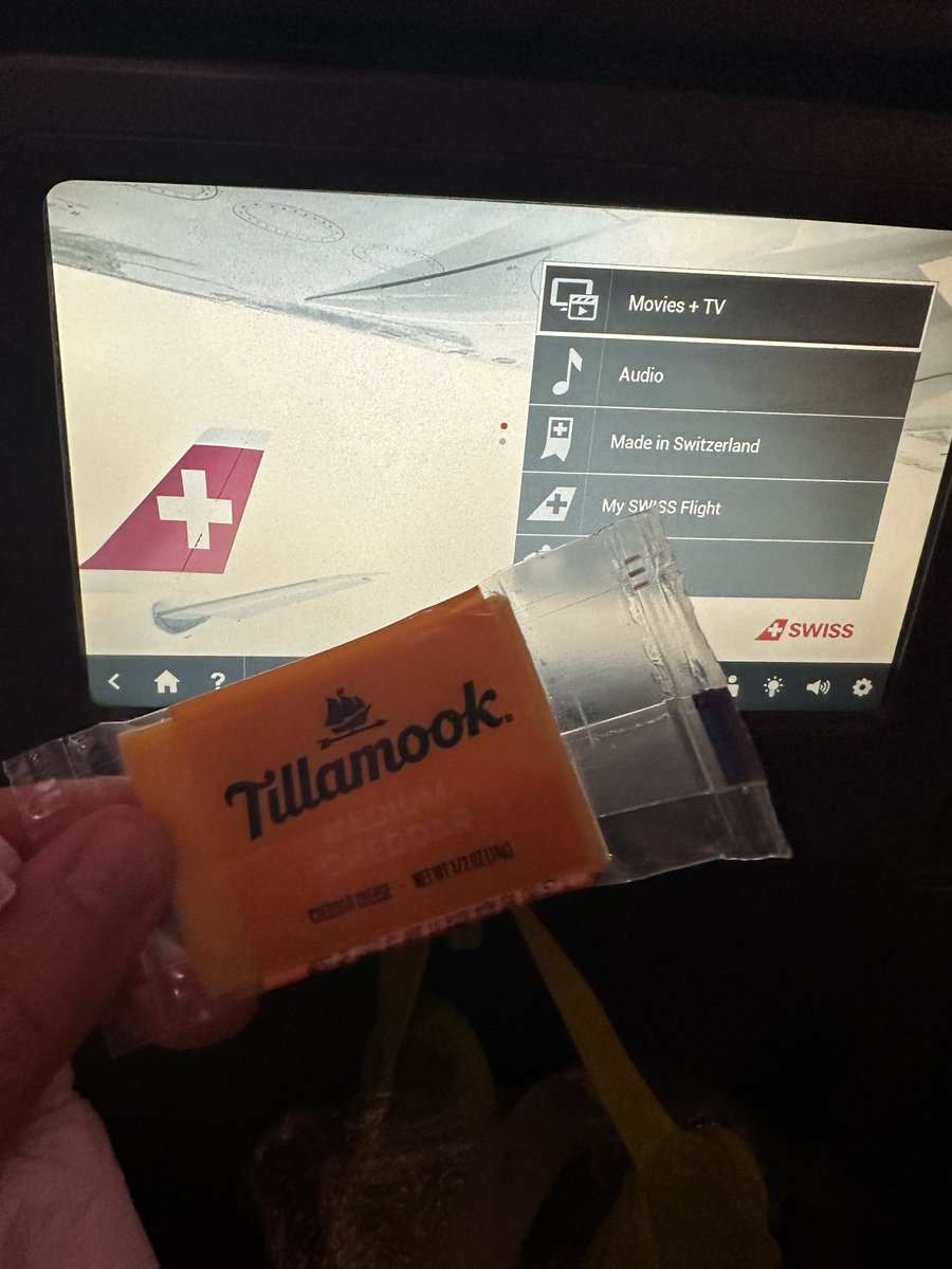 When a country known for the best cheese in the world serves our own <a href="/TillamookDairy/">Tillamook</a> cheese on its national airline 🙌🏽 #pnw #Oregon #Tillamook #cheese