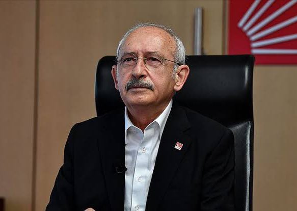 ülkenin geldiği durumdan şikayetçisin ve bir suçlu mu arıyorsun

tüm suç kaybedeceğini bile bile aday olan bu adamın haberin olsun