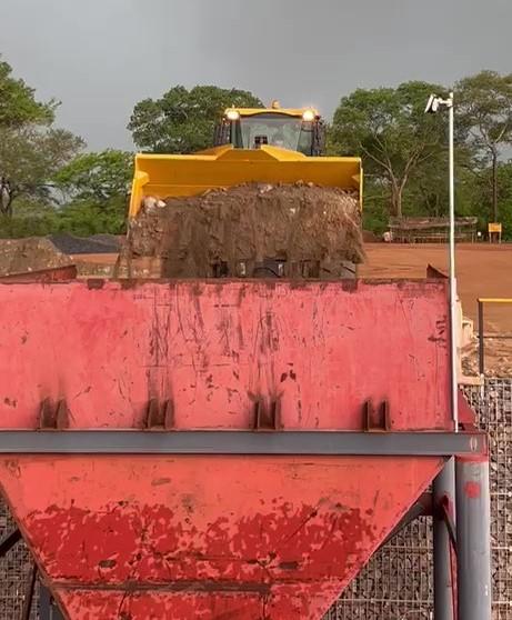 WalkaboutRes's tweet image. #WKT has commenced “wet” commissioning of the Crushing Circuit at the @LindiJumbo #GraphiteMine. This milestone was marked with the first feed of #graphite ore being successfully run through the entire #CrushingCircuit.

Read the announcement: wkt.com.au/wp-admin/admin…