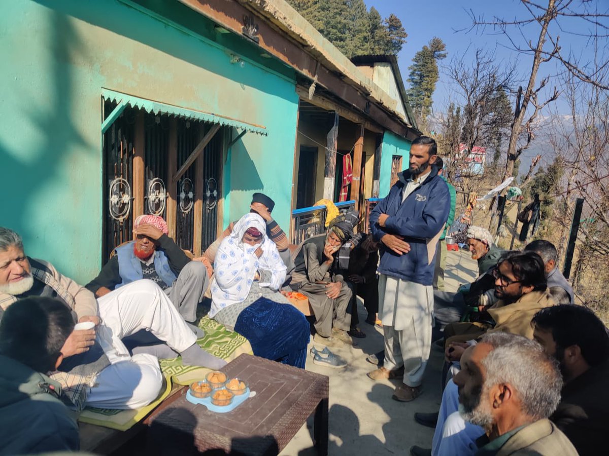 Talib_Hussain_'s tweet photo. 3rd day (Yesterday)
Jnb #ChTalibHussain & #AbdulGaniKohli both former Ministers @BJP4India came to TopiPeer for condolences & assured full support aggrieved families of #martyrs to get Justice.
Justice for #INNOCENTKILLING Poonch.
#HangCulprits https://t.co/yasFdepkux