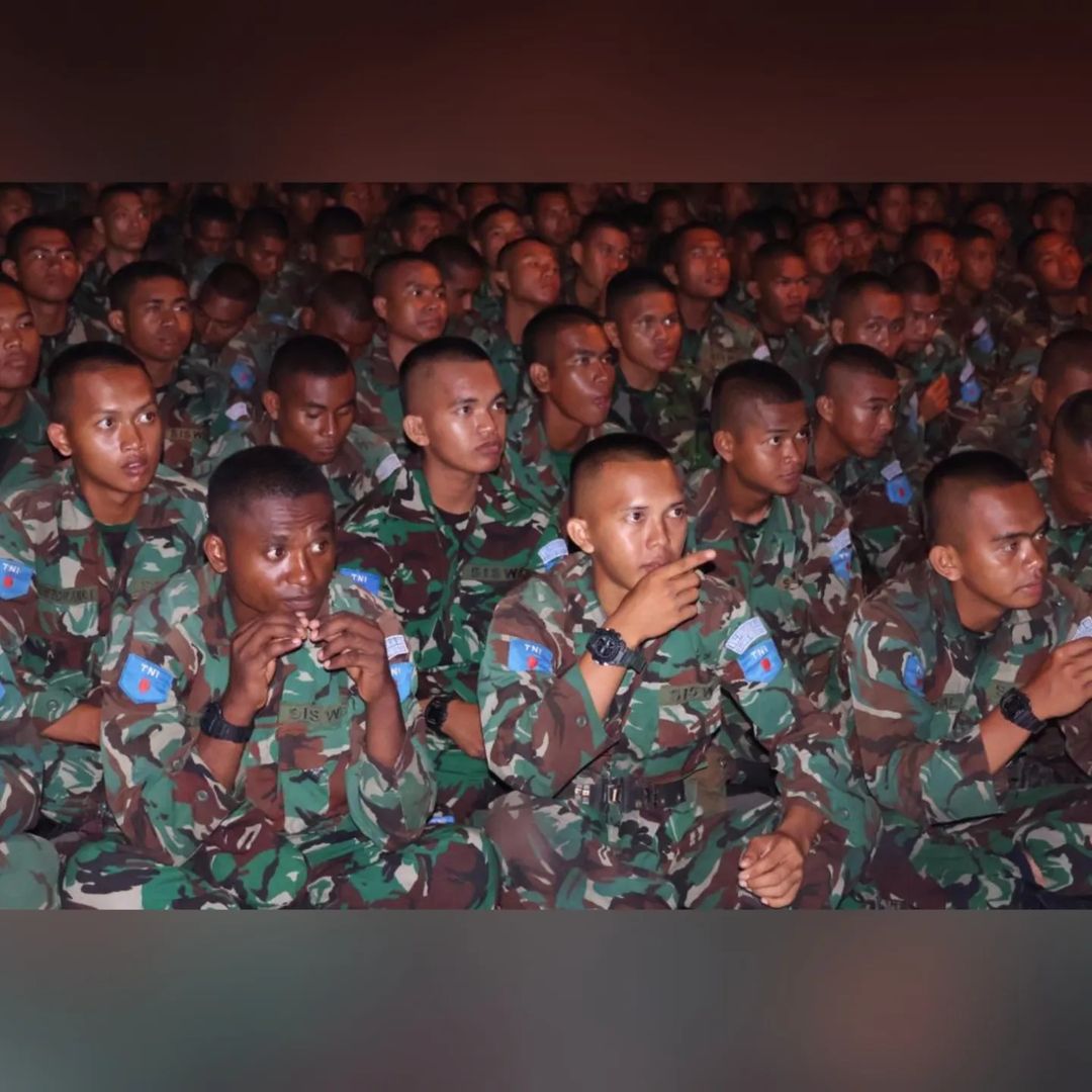 Jatosint's tweet photo. 31/12/2023

Indonesian Air Force #TNIAU enlisted cadets at Adi Soemarmo AFB, Central Java, spent New Year's Eve watching Band of Brothers series "to help learn how to deal with war situations and win battles"

📸 TNI AU https://t.co/vS4HOIVySf
