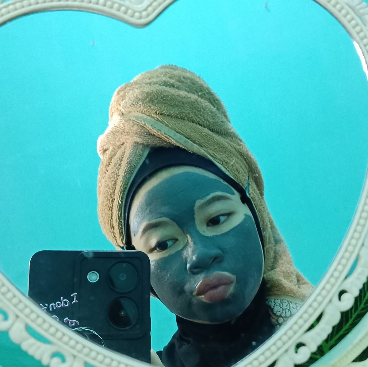decidecici's tweet photo. POV : Using Face Mask Like A Pinterest Girl ✨
Definisi mempersulit maskeran agar aesthetic 🤡
#Pinterest #mudmask #racunskincare https://t.co/rnH3VknYlR