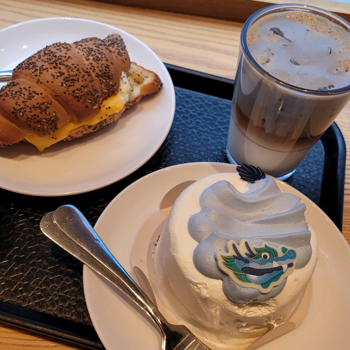 gulinuguli's tweet photo. 📍스타벅스
 
푸른 용 헤이즐넛 라떼
얼그레이 쉬폰 케이크
베이컨 크림치즈 씨드롤

셋 다 맛있음
베이컨 크림치즈 씨드롤에 할라피뇨 들어가서 좀 매콤해서 맛있음
셋 다 맛있는데 씨드롤이 젤 맛있었음 https://t.co/Wixvrn7336