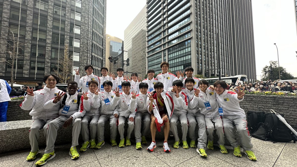 josai_koho's tweet photo. 鮮度抜群の写真が現場より届きました。
３位おめでとう男子駅伝部！
#城西大学 #teamjosai #josaisports #箱根駅伝️ https://t.co/l4X9i76SF4