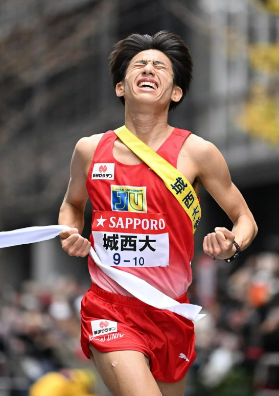 YOL_hakone's tweet photo. 【＃箱根駅伝】新しい時代の一ページを開く。城西大 が史上最高の総合３位でフィニッシュ。

＃城西大学
▽【速報中】箱根駅伝復路 最新のレース展開は下をクリック！
https://t.co/Edlxshwyof https://t.co/l3iPVnAQo1